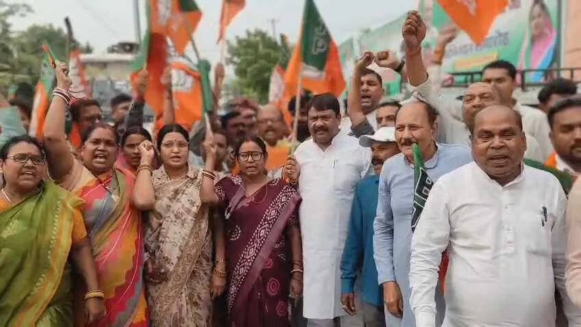 बंगाल में भाजपा की जीत पर समस्तीपुर में जश्न: कार्यकर्ताओं ने निकाला विजय जुलूस, जमकर की आतिशबाजी 5