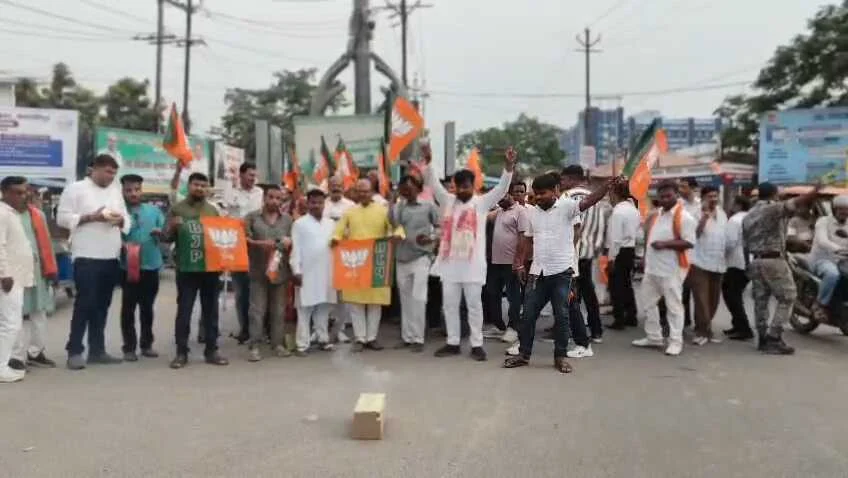 बंगाल में भाजपा की जीत पर समस्तीपुर में जश्न: कार्यकर्ताओं ने निकाला विजय जुलूस, जमकर की आतिशबाजी 2