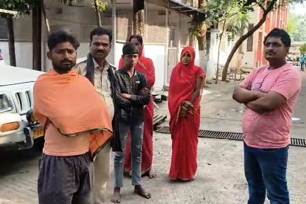 बेगूसराय - मुंगेर पुल पर ओवरटेक के चक्कर में दो ट्रकों में सीधी भिड़ंत, केबिन में घंटों फंसे रहे दोनों ड्राइवर, तड़प-तड़प कर गई जान 1