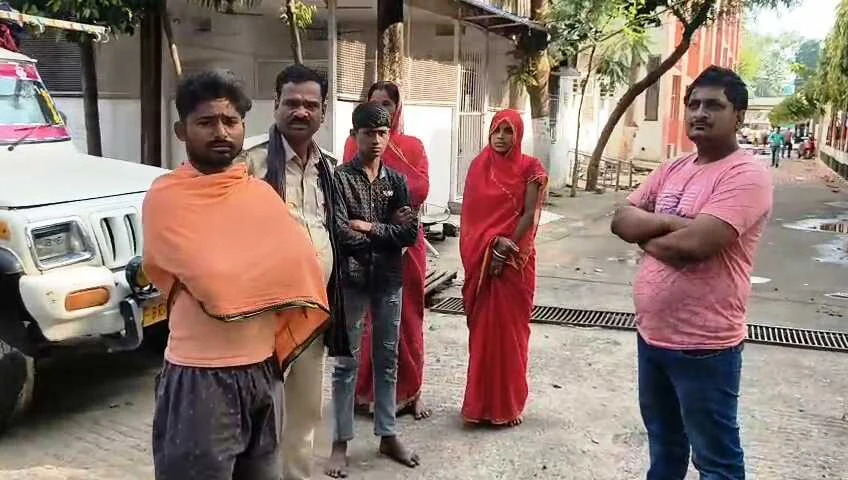 बेगूसराय - मुंगेर पुल पर ओवरटेक के चक्कर में दो ट्रकों में सीधी भिड़ंत, केबिन में घंटों फंसे रहे दोनों ड्राइवर, तड़प-तड़प कर गई जान 1