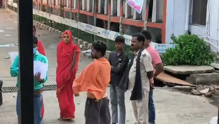 बेगूसराय - मुंगेर पुल पर ओवरटेक के चक्कर में दो ट्रकों में सीधी भिड़ंत, केबिन में घंटों फंसे रहे दोनों ड्राइवर, तड़प-तड़प कर गई जान 2