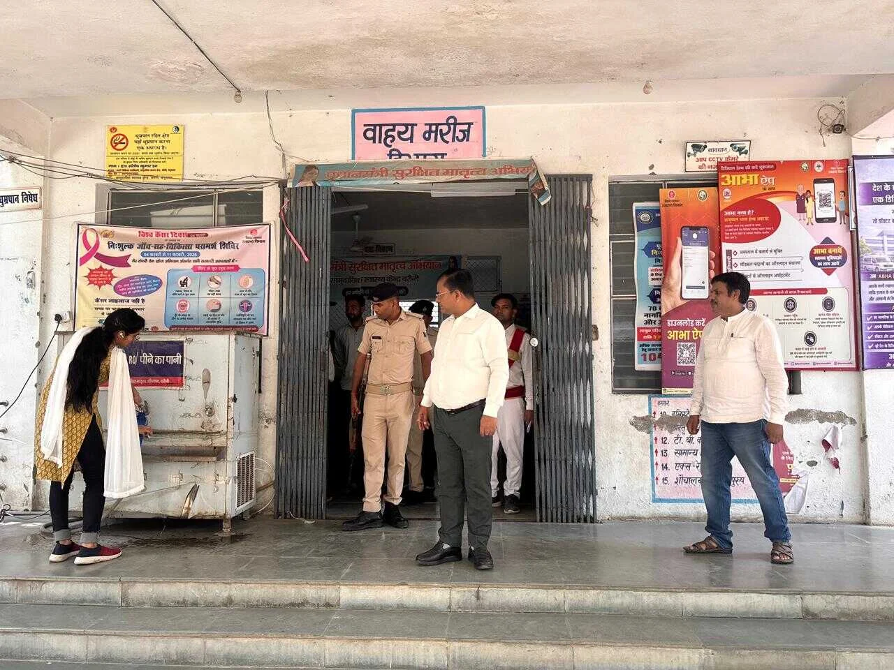 बेगूसराय डीएम श्रीकांत शास्त्री ने सीएचसी बरौनी का किया औचक निरीक्षण 2