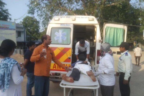 अज्ञात वाहन की चपेट में आने बाइक सवार घायल,सदर अस्पताल में चल रहा है इलाज 1
