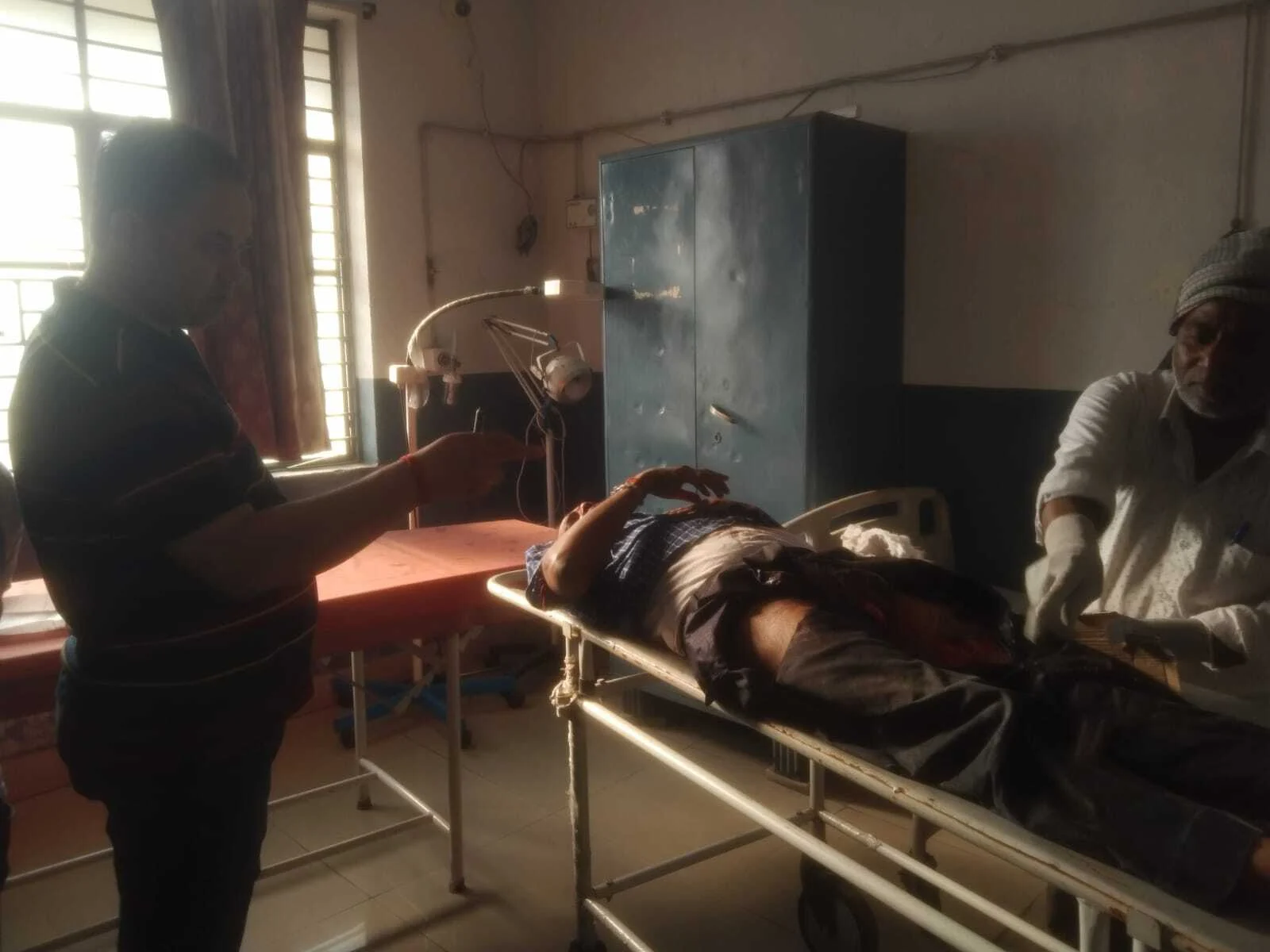 अज्ञात वाहन की चपेट में आने बाइक सवार घायल,सदर अस्पताल में चल रहा है इलाज 2
