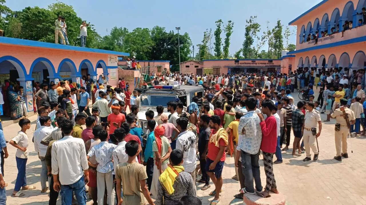 बछवाड़ा के जहानपुर स्कूल में ग्रिल से दबकर आठवी के छात्र की मौत, रणक्षेत्र बना स्कूल परिसर,ग्रामीणों ने एचएम समेत शिक्षकों को पीटा; पुलिस से हिंसक झड़प 3