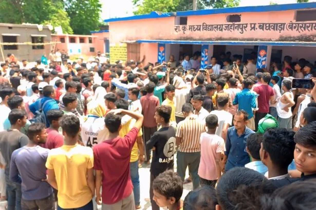 बछवाड़ा के जहानपुर स्कूल में ग्रिल से दबकर आठवी के छात्र की मौत, रणक्षेत्र बना स्कूल परिसर,ग्रामीणों ने एचएम समेत शिक्षकों को पीटा; पुलिस से हिंसक झड़प 1