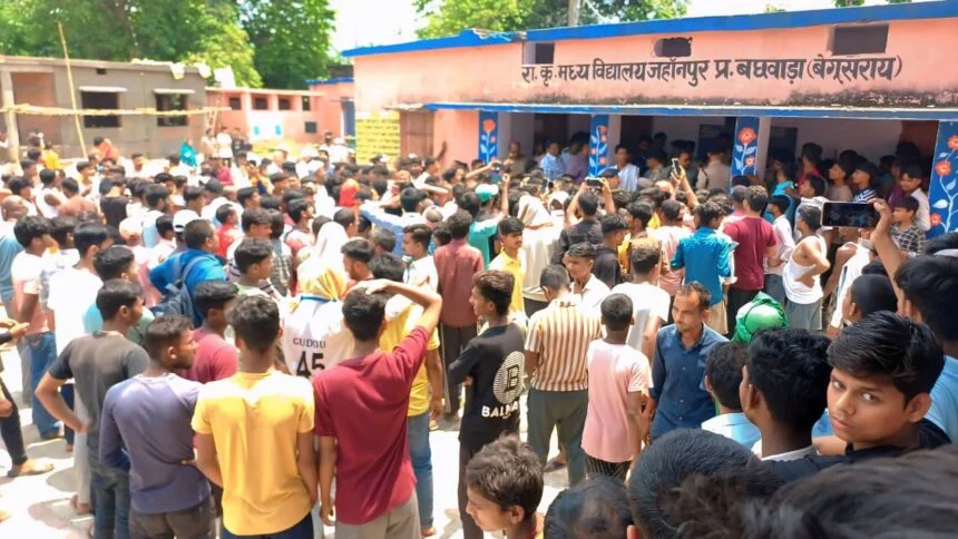 बछवाड़ा के जहानपुर स्कूल में ग्रिल से दबकर आठवी के छात्र की मौत, रणक्षेत्र बना स्कूल परिसर,ग्रामीणों ने एचएम समेत शिक्षकों को पीटा; पुलिस से हिंसक झड़प 1