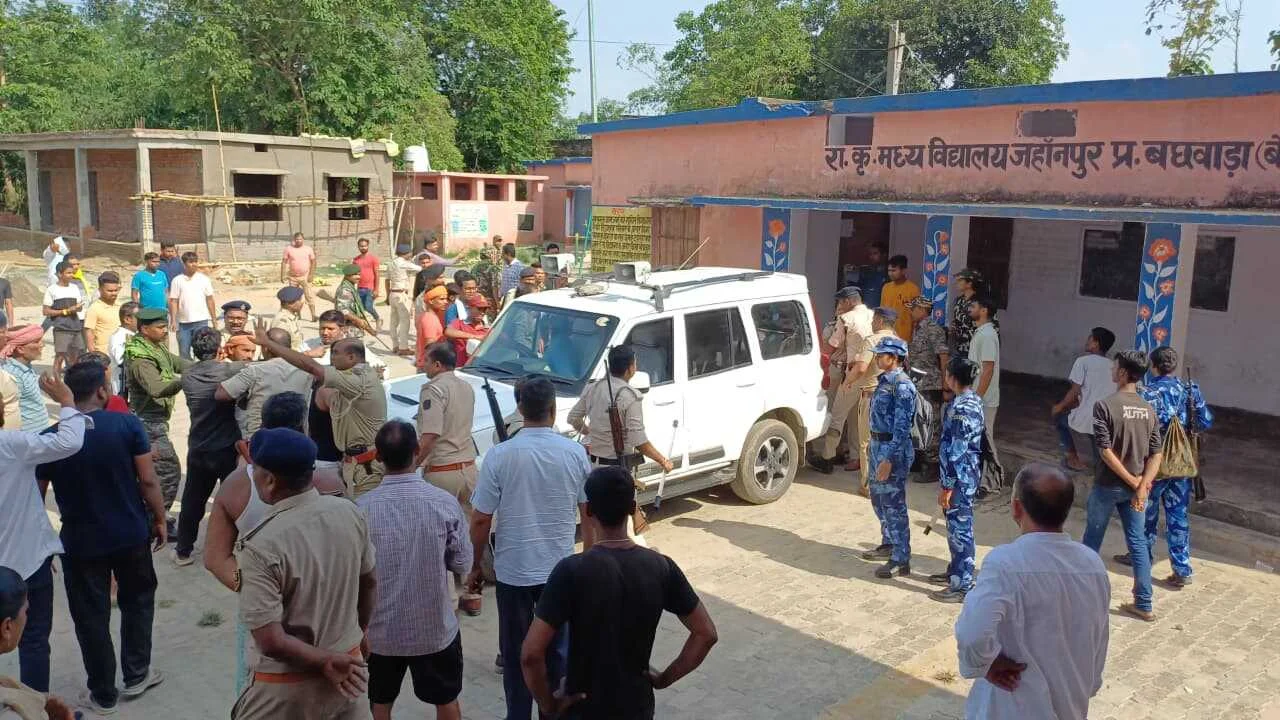 बछवाड़ा के जहानपुर स्कूल में ग्रिल से दबकर आठवी के छात्र की मौत, रणक्षेत्र बना स्कूल परिसर,ग्रामीणों ने एचएम समेत शिक्षकों को पीटा; पुलिस से हिंसक झड़प 4