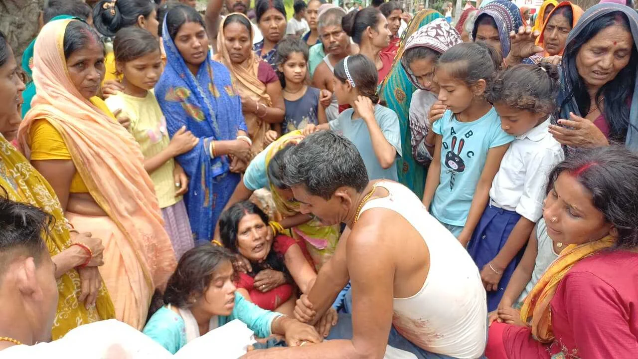 बछवाड़ा के जहानपुर स्कूल में ग्रिल से दबकर आठवी के छात्र की मौत, रणक्षेत्र बना स्कूल परिसर,ग्रामीणों ने एचएम समेत शिक्षकों को पीटा; पुलिस से हिंसक झड़प 5