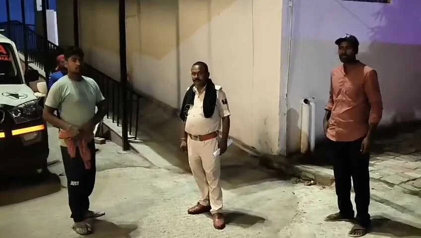 बेगूसराय में भीषण सड़क हादसा: भाई की शादी का कार्ड बांटकर लौट रहे युवक को ट्रक ने कुचला, खुशियां गम में बदलीं 3