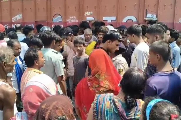 बेगूसराय में भीषण सड़क हादसा: तेज रफ्तार ट्रक ने स्कूटी को रौंदा, 20 मीटर तक घिसटने से महिला-पुरुष की मौके पर ही दर्दनाक मौत 1
