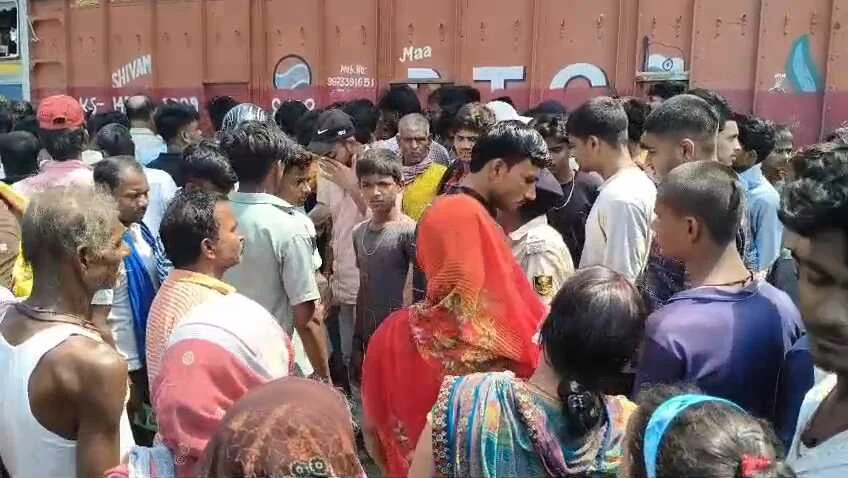 बेगूसराय में भीषण सड़क हादसा: तेज रफ्तार ट्रक ने स्कूटी को रौंदा, 20 मीटर तक घिसटने से महिला-पुरुष की मौके पर ही दर्दनाक मौत 5