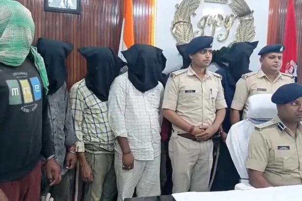 खगड़िया में मिनी गन फैक्ट्री का भंडाफोड़: STF और पुलिस की संयुक्त कार्रवाई में संचालक समेत 7 गिरफ्तार; 5 पिस्टल और भारी मात्रा में उपकरण बरामद 3