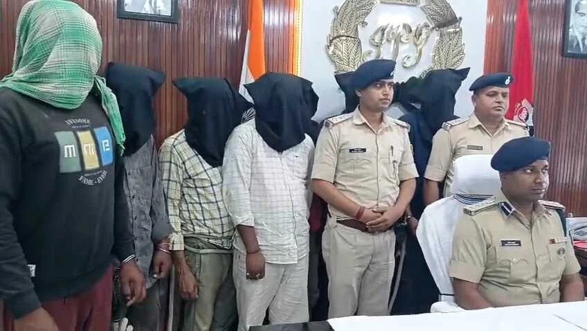 खगड़िया में मिनी गन फैक्ट्री का भंडाफोड़: STF और पुलिस की संयुक्त कार्रवाई में संचालक समेत 7 गिरफ्तार; 5 पिस्टल और भारी मात्रा में उपकरण बरामद 4