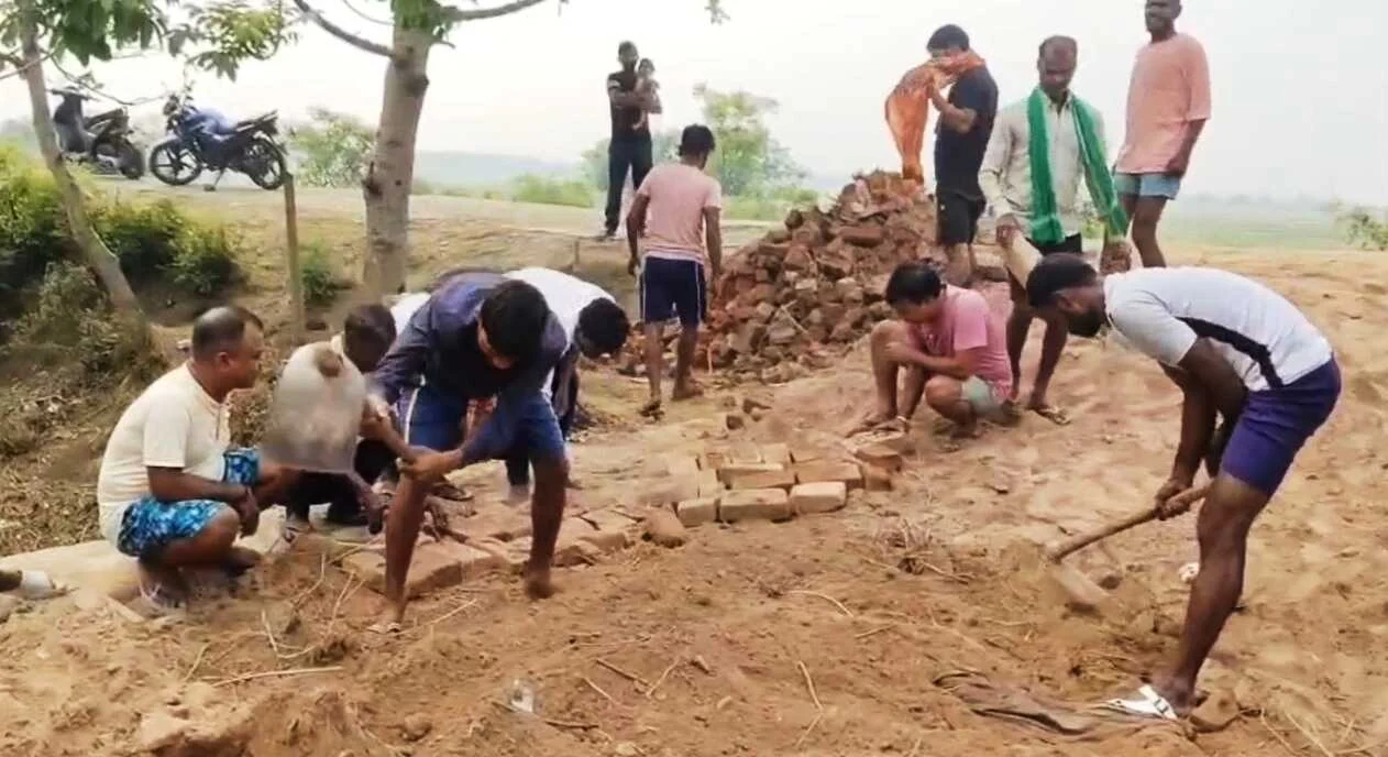 नालंदा में जनप्रतिनिधि की लापरवाही उजागर, ग्रामीणों ने खुद चंदा जुटाकर बनाई सड़क 2