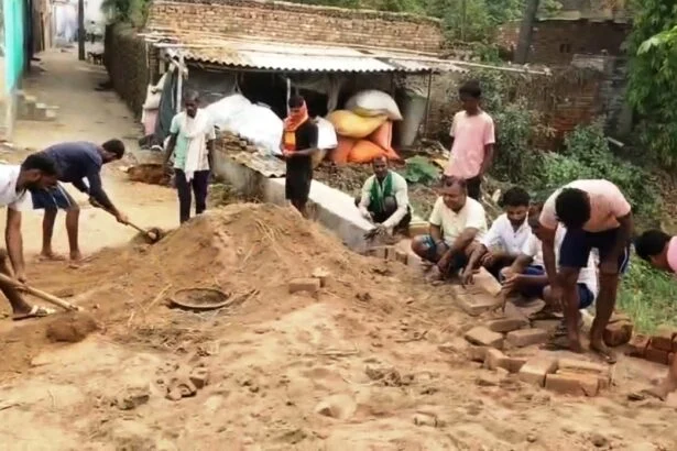 नालंदा में जनप्रतिनिधि की लापरवाही उजागर, ग्रामीणों ने खुद चंदा जुटाकर बनाई सड़क 1
