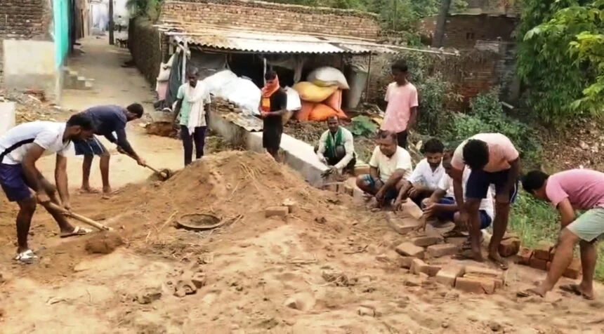 नालंदा में जनप्रतिनिधि की लापरवाही उजागर, ग्रामीणों ने खुद चंदा जुटाकर बनाई सड़क 1