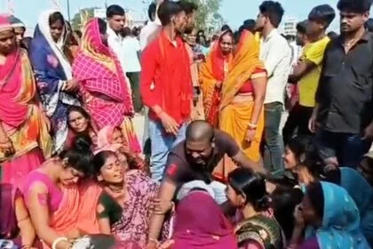 बेगूसराय में शादी की खुशियां गम में बदलीं, बाइक सवार दो दोस्तों की डूबने से मौत, NH-31 पर भारी हंगामा 26