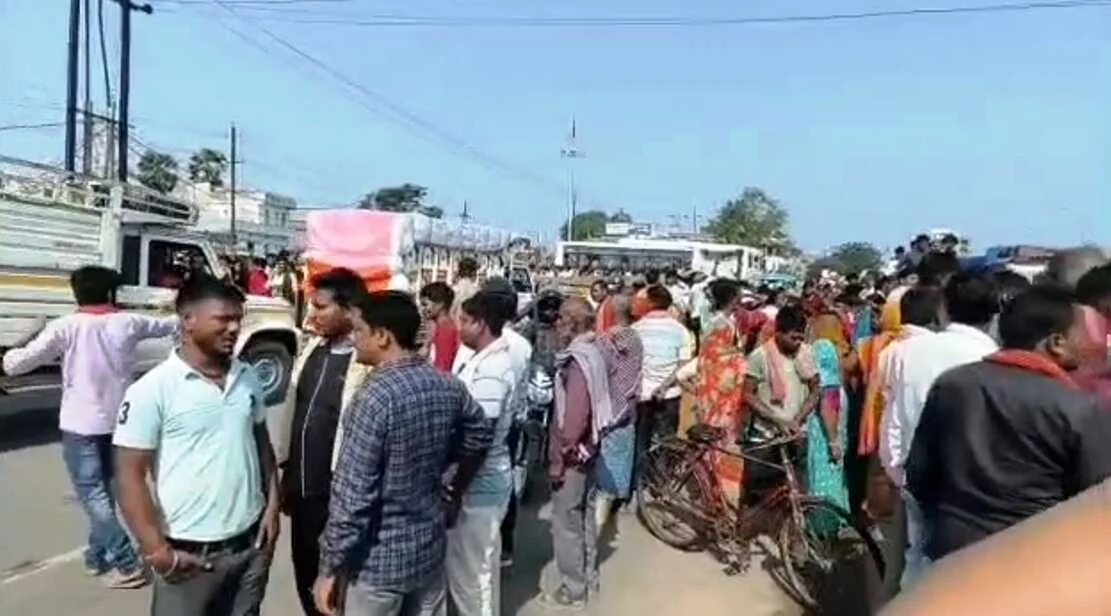 बेगूसराय में शादी की खुशियां गम में बदलीं, बाइक सवार दो दोस्तों की डूबने से मौत, NH-31 पर भारी हंगामा 2