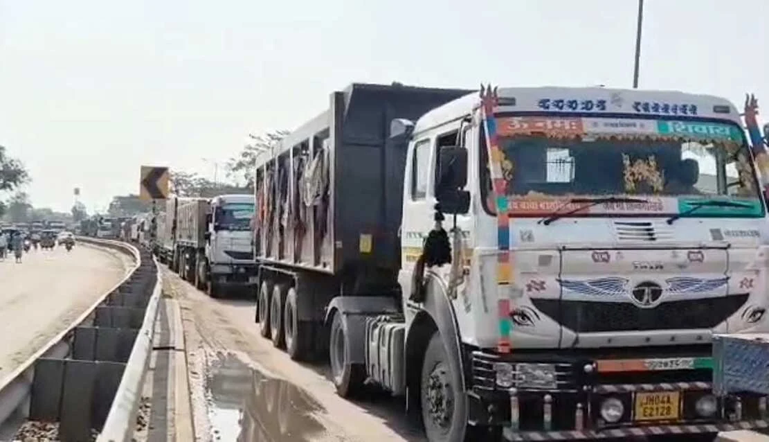 बेगूसराय में शादी की खुशियां गम में बदलीं, बाइक सवार दो दोस्तों की डूबने से मौत, NH-31 पर भारी हंगामा 3