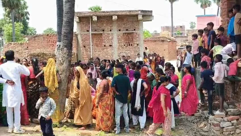 नालंदा:तीन दिनों से गायब युवक का शव गोंईठवा नदी के पास मिलने से मची हड़कंप,युवक के शरीर पर कई जगह गहरे जख्म के निशान, कई दांत भी तोड़े 2