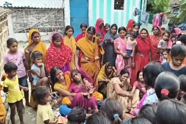 अनियंत्रित ट्रैक्टर ने घर के दरवाजे पर बैठे परिवार को रौंदा, युवक की मौके पर मौत, माता-पिता गंभीर 1