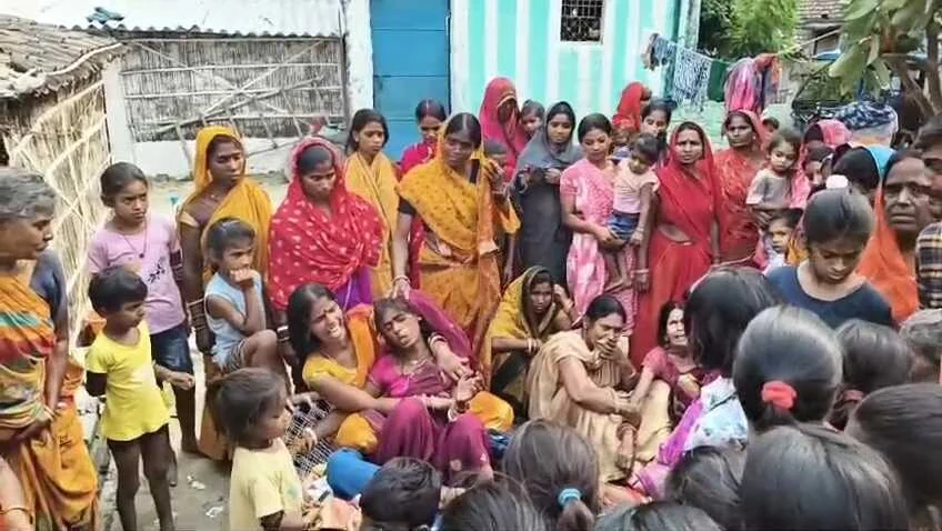 अनियंत्रित ट्रैक्टर ने घर के दरवाजे पर बैठे परिवार को रौंदा, युवक की मौके पर मौत, माता-पिता गंभीर 4