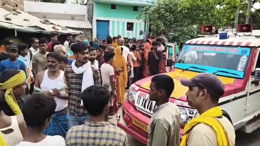 अनियंत्रित ट्रैक्टर ने घर के दरवाजे पर बैठे परिवार को रौंदा, युवक की मौके पर मौत, माता-पिता गंभीर 2