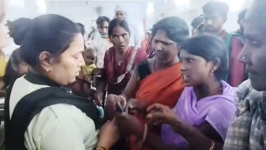 बेगूसराय सदर अस्पताल बना अखाड़ा: मोबाइल चोरी के आरोप में दो महिलाओं के बीच जमकर चले लात-घूंसे 3