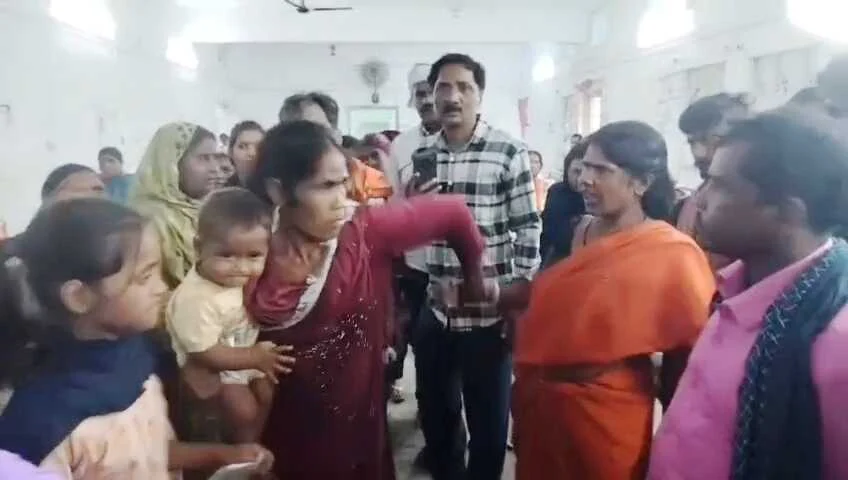 बेगूसराय सदर अस्पताल बना अखाड़ा: मोबाइल चोरी के आरोप में दो महिलाओं के बीच जमकर चले लात-घूंसे 2