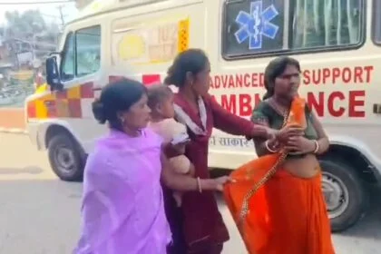 बेगूसराय सदर अस्पताल बना अखाड़ा: मोबाइल चोरी के आरोप में दो महिलाओं के बीच जमकर चले लात-घूंसे 53