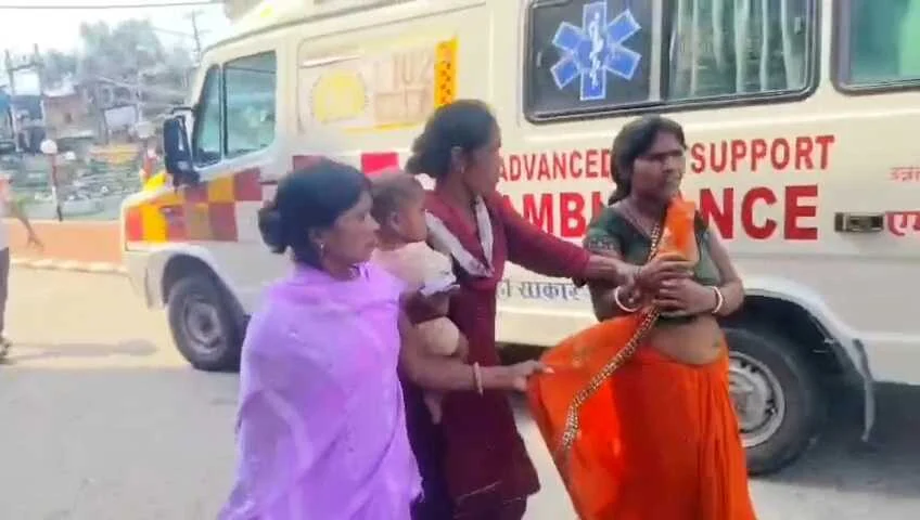 बेगूसराय सदर अस्पताल बना अखाड़ा: मोबाइल चोरी के आरोप में दो महिलाओं के बीच जमकर चले लात-घूंसे 1
