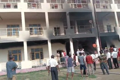 बेगूसराय के उड़ान इंटरनेशनल स्कूल में भीषण आग, बच्चों के बीच मची भगदड़, सुरक्षित निकाले गए छात्र 22