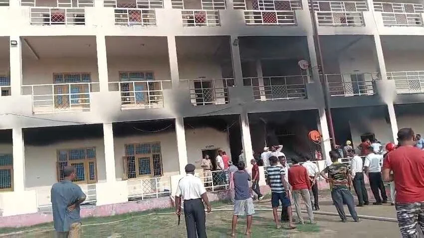 बेगूसराय के उड़ान इंटरनेशनल स्कूल में भीषण आग, बच्चों के बीच मची भगदड़, सुरक्षित निकाले गए छात्र 1