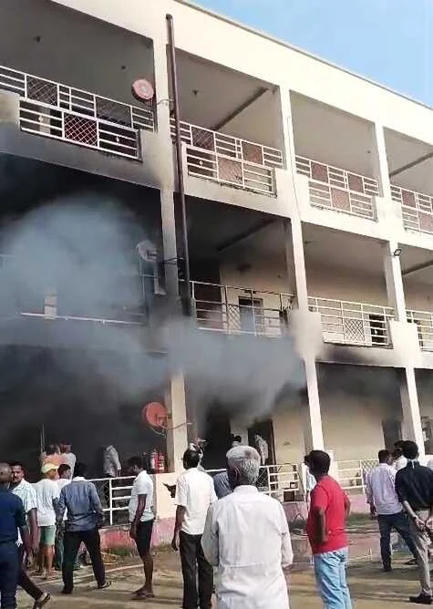 बेगूसराय के उड़ान इंटरनेशनल स्कूल में भीषण आग, बच्चों के बीच मची भगदड़, सुरक्षित निकाले गए छात्र 2