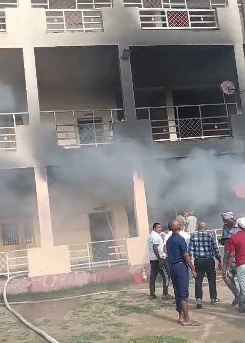 बेगूसराय के उड़ान इंटरनेशनल स्कूल में भीषण आग, बच्चों के बीच मची भगदड़, सुरक्षित निकाले गए छात्र 3