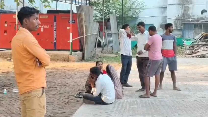 पिकअप ने मोटरसाइकिल सवार दो चचेरे भाई को कुचला,एक की मौत एक जख्मी 2