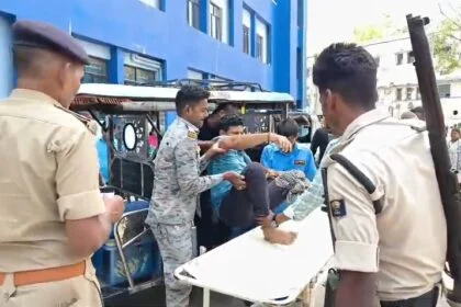 पिकअप ने मोटरसाइकिल सवार दो चचेरे भाई को कुचला,एक की मौत एक जख्मी 17