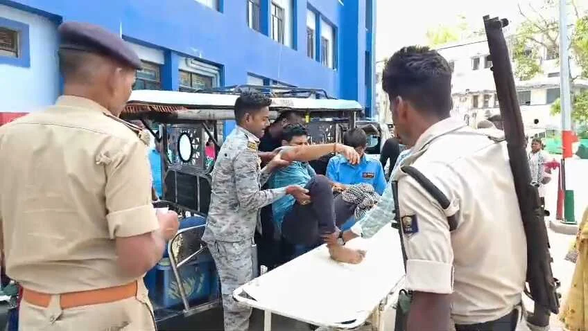पिकअप ने मोटरसाइकिल सवार दो चचेरे भाई को कुचला,एक की मौत एक जख्मी 13