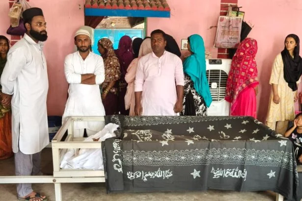 बेगूसराय में तेज रफ्तार स्कॉर्पियो ने मोटर मिस्त्री को मारी टक्कर, 6 फीट हवा में उछलकर सर्विस रोड पर गिरे, मौत 3