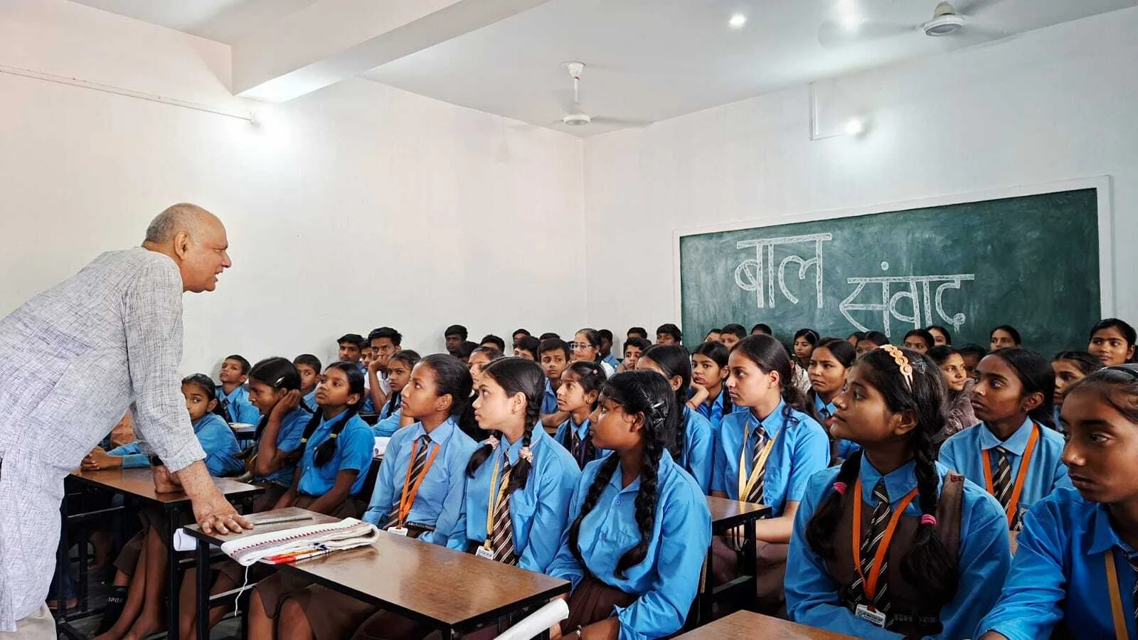 "मिसाइलें गिरती हैं तो बचपन मरता है": बीहट के स्कूली बच्चों ने 'पोस्टर पिरामिड' से दिया विश्व शांति का संदेश 2