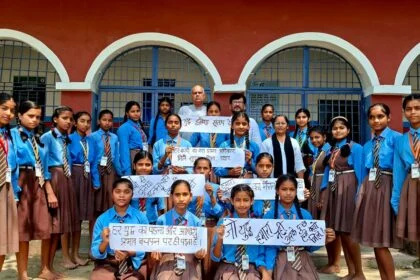 "मिसाइलें गिरती हैं तो बचपन मरता है": बीहट के स्कूली बच्चों ने 'पोस्टर पिरामिड' से दिया विश्व शांति का संदेश 59