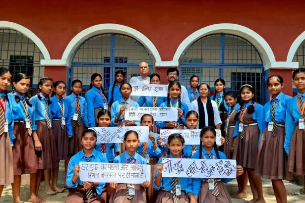 "मिसाइलें गिरती हैं तो बचपन मरता है": बीहट के स्कूली बच्चों ने 'पोस्टर पिरामिड' से दिया विश्व शांति का संदेश 1