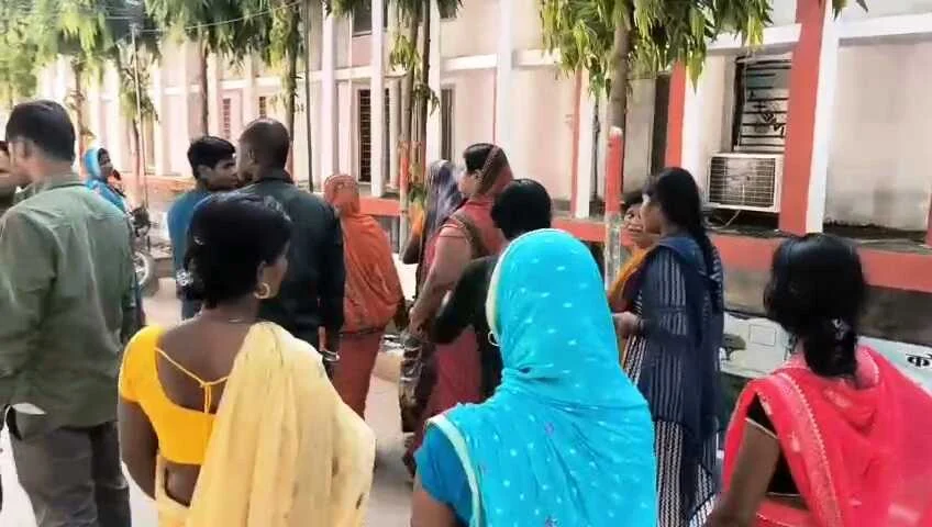 बेगूसराय में तेज रफ्तार ट्रक ने बाइक सवार दो युवकों को रौंदा, एक की मौके पर ही मौत. एक की हालत गंभीर 2
