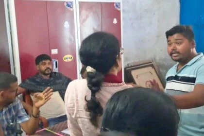 बेगूसराय के विद्यालय में एस एल सी के के लिए माँगा जाता है सौ से डेढ़ सौ रूपया 2