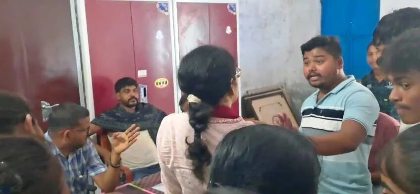 बेगूसराय के विद्यालय में एस एल सी के के लिए माँगा जाता है सौ से डेढ़ सौ रूपया 12
