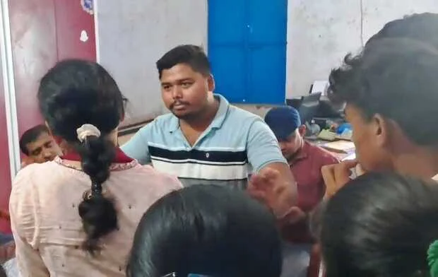 बेगूसराय के विद्यालय में एस एल सी के के लिए माँगा जाता है सौ से डेढ़ सौ रूपया 3