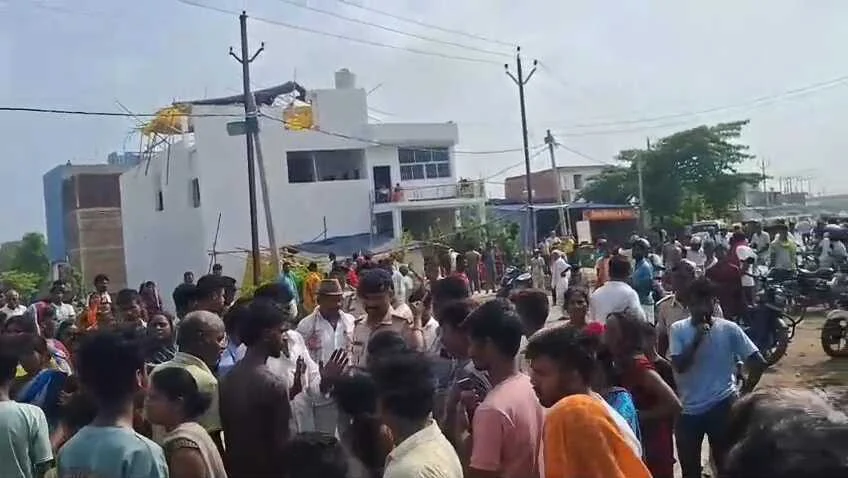 जमीन विवाद में कलयुगी बेटे ने मां की गला रेतकर की हत्या,चंडी के बदौरा गांव में सनसनी,मां की हत्या के बाद फूटा ग्रामीणों का गुस्सा,सड़क जाम कर किया हंगामा 2