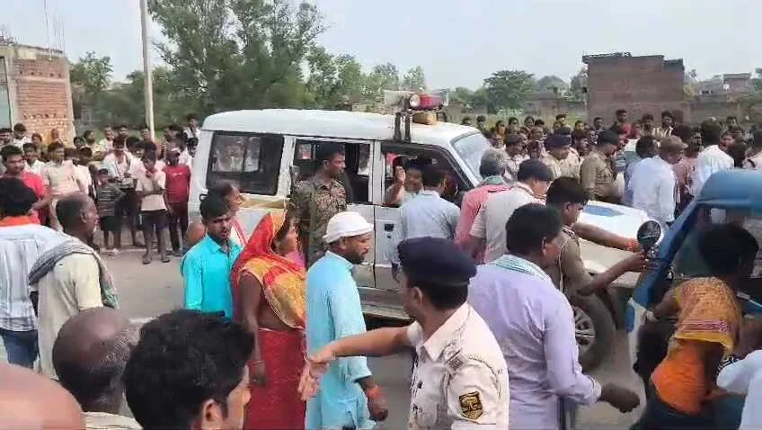 जमीन विवाद में कलयुगी बेटे ने मां की गला रेतकर की हत्या,चंडी के बदौरा गांव में सनसनी,मां की हत्या के बाद फूटा ग्रामीणों का गुस्सा,सड़क जाम कर किया हंगामा 5