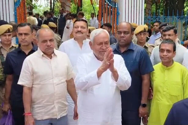 पूर्व सीएम नीतीश कुमार पहुंचे कल्याण बीघा, अपने पत्नी स्वर्गीय मंजू देवी के पुण्यतिथि के मौके पर किया श्रद्धासुमन अर्पित, स्वास्थ्य मंत्री निशांत कुमार मंत्री श्रवण कुमार सांसद कौशलेंद्र कुमार रहे मौजूद 1